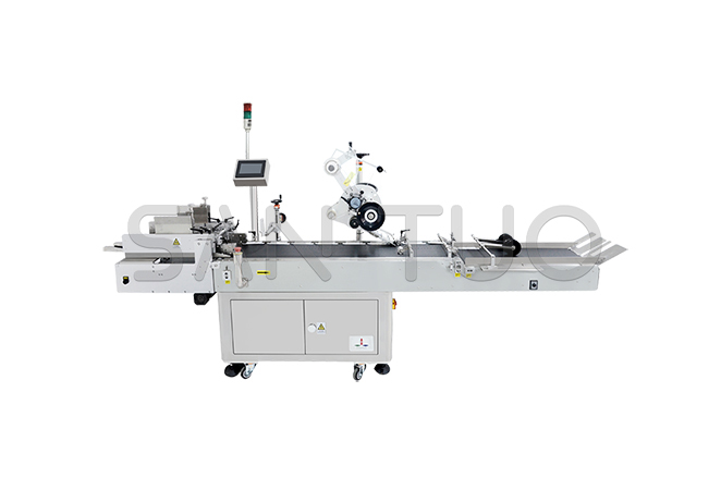Flat labeling machine